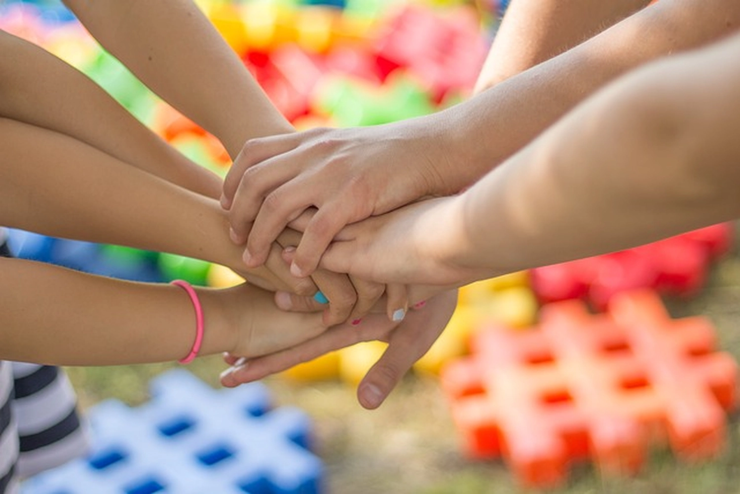 Krug & Helfer - Carmen Krug - Kinder- und Jugendhilfe - Eine Gruppe von Kindern C die Hände in Hände bekommen